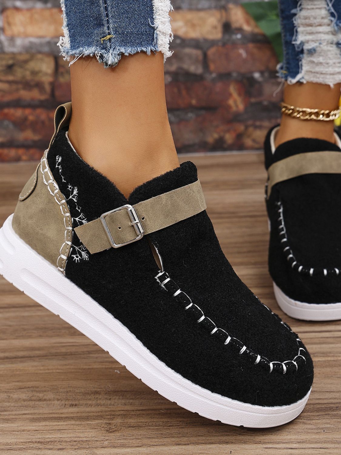Contrast Round Toe Buckle Sneakers 