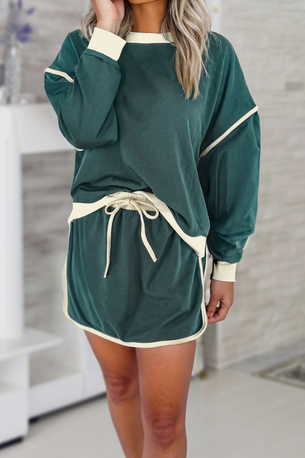 Evergreen Color Contrast Loose Pullover and Lace-up Waist Skort Set Two Piece Sets/Two Piece Dresses