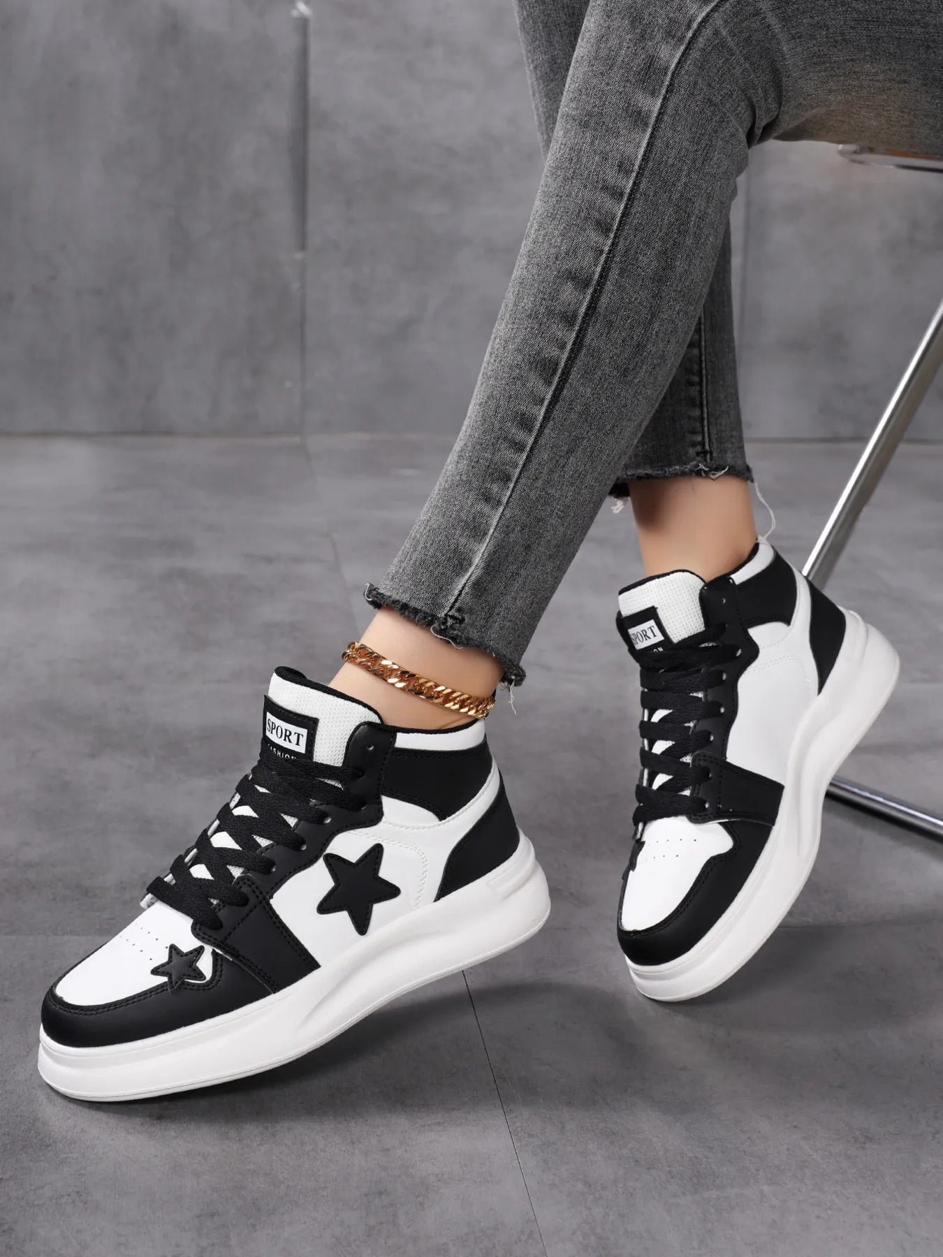 Star Pattern Lace Up Sneakers 