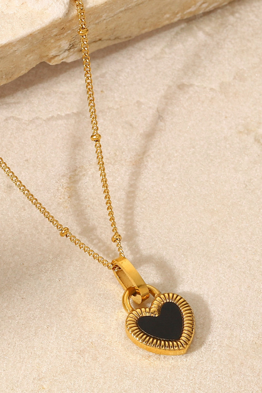 Contrast Heart Pendant Necklace 