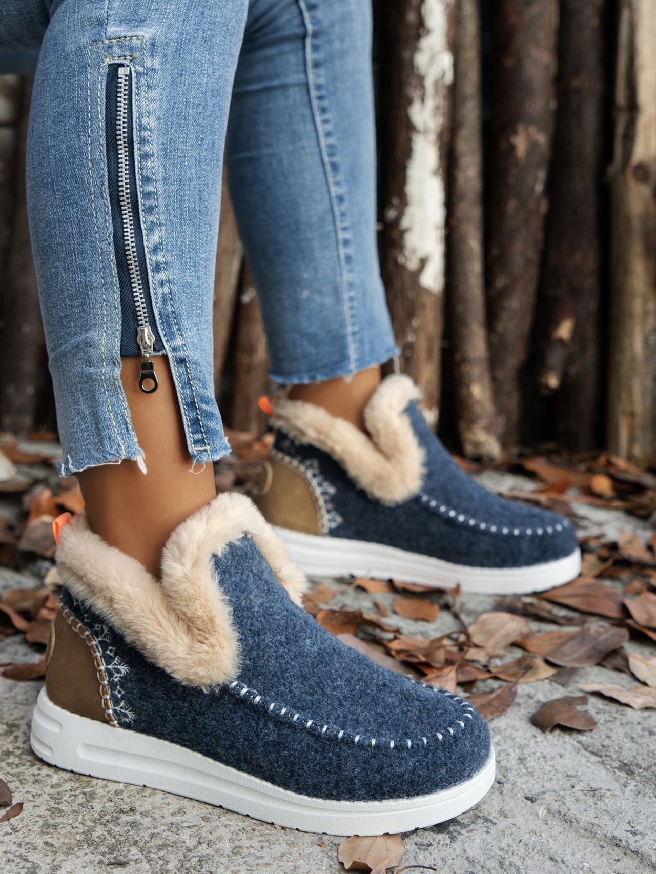 Furry Suede Round Toe Flat Sneakers 