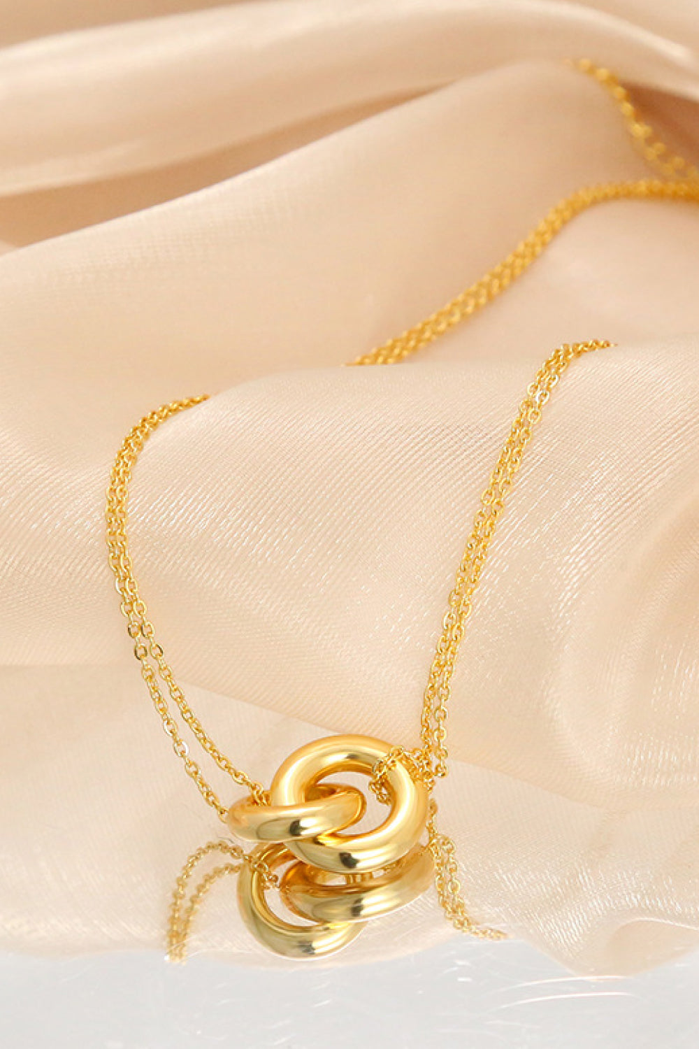 Linked Ring Pendant Chain Necklace 