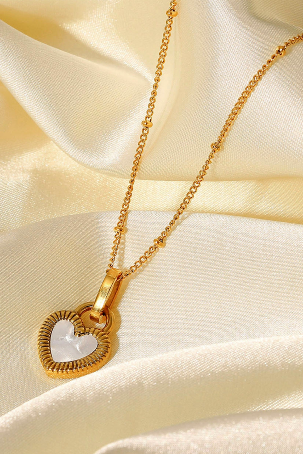 Contrast Heart Pendant Necklace 