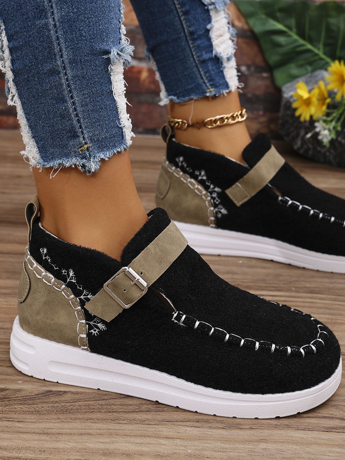 Contrast Round Toe Buckle Sneakers 