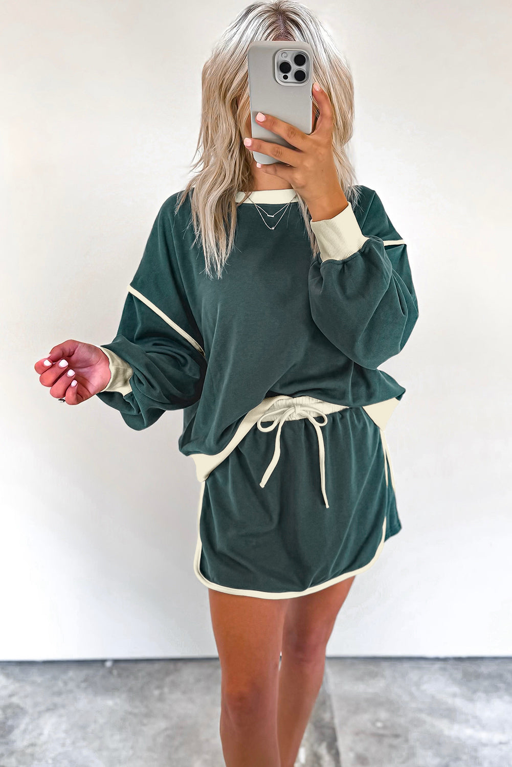 Evergreen Color Contrast Loose Pullover and Lace-up Waist Skort Set Two Piece Sets/Two Piece Dresses