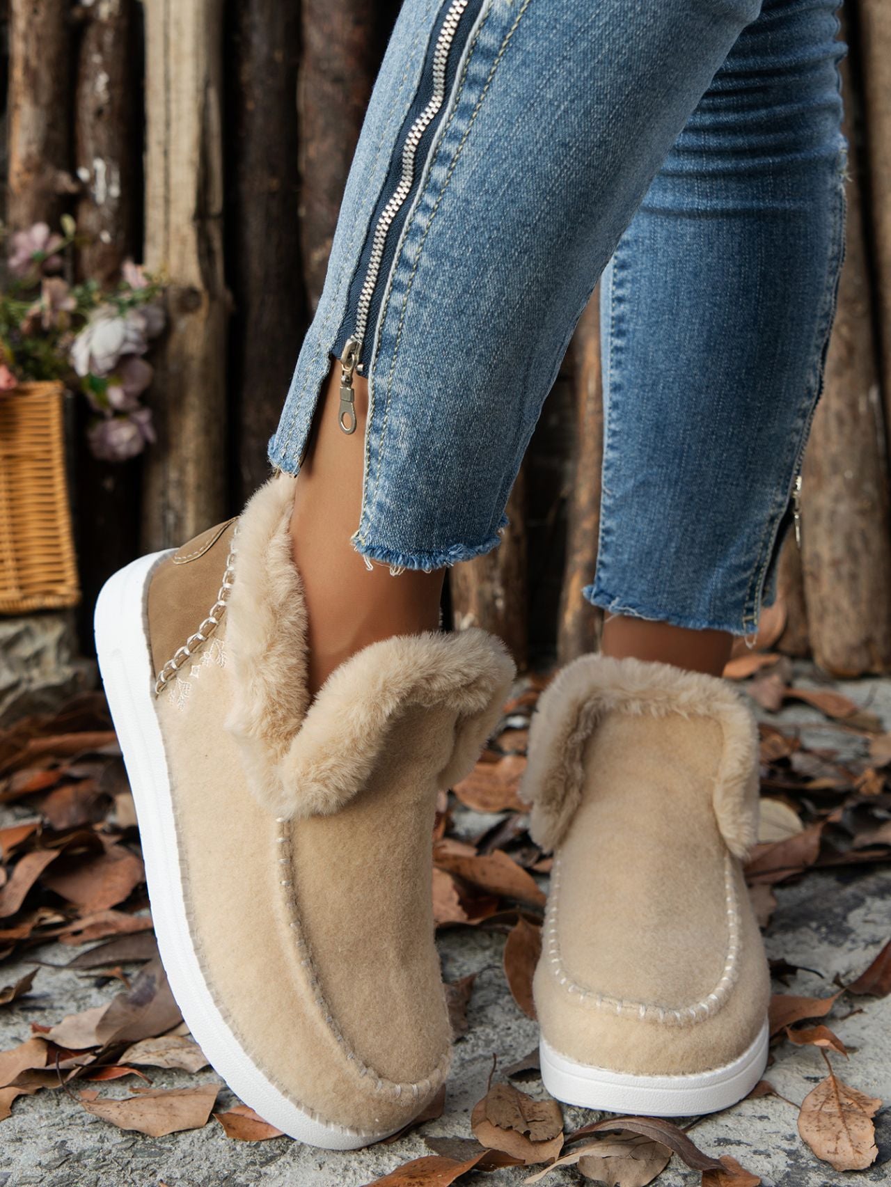 Furry Suede Round Toe Flat Sneakers 