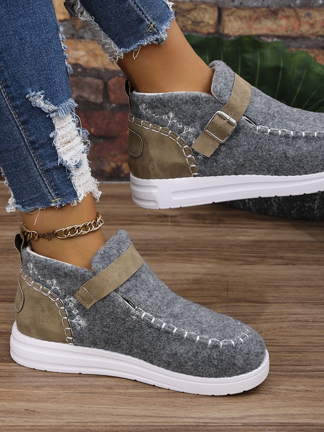 Contrast Round Toe Buckle Sneakers 