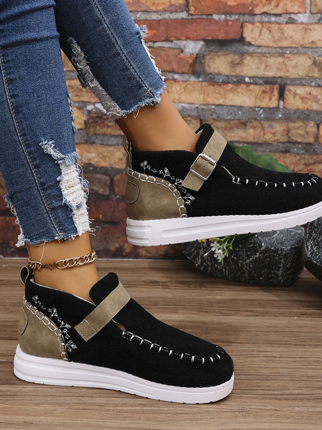 Contrast Round Toe Buckle Sneakers 