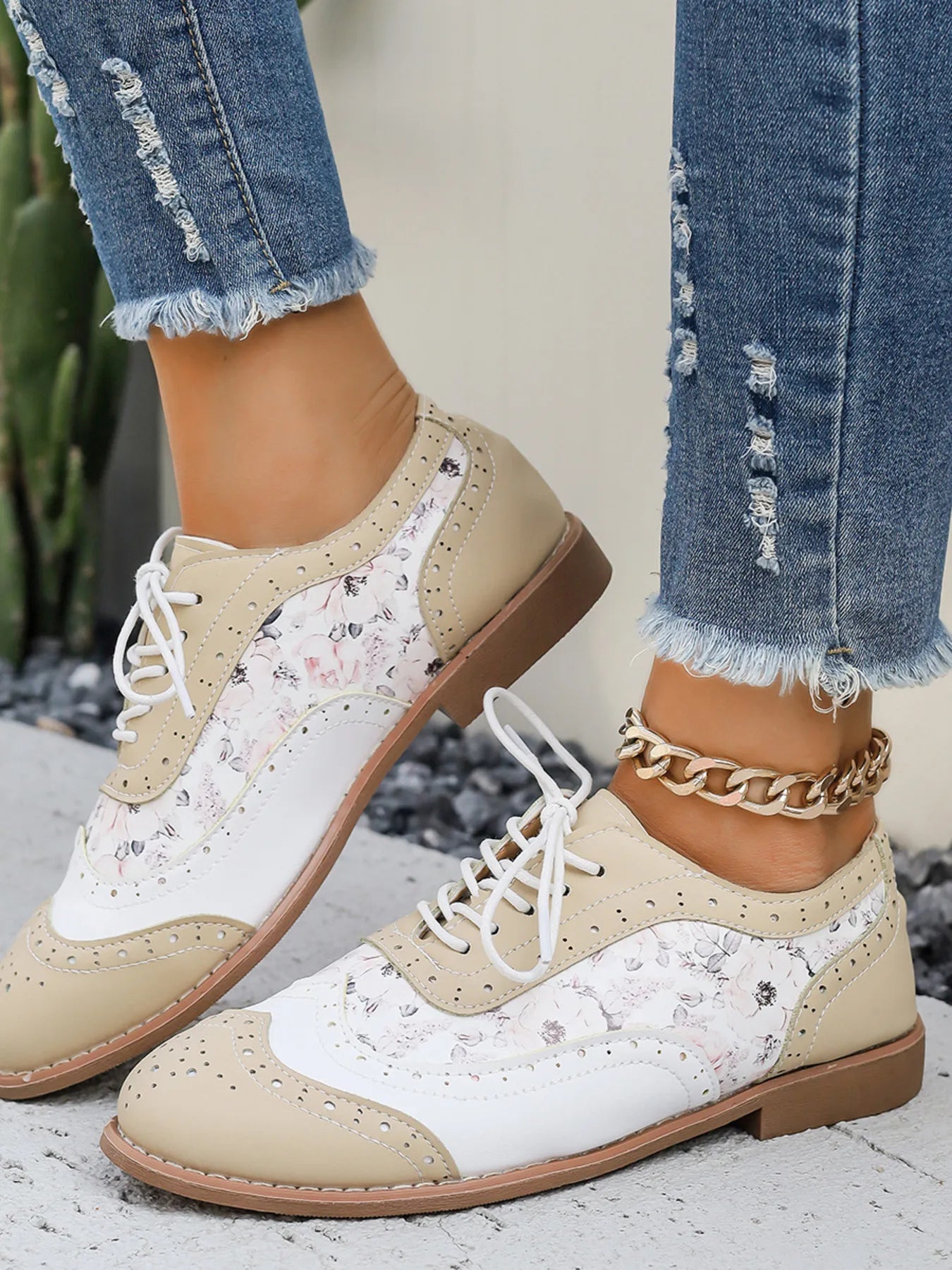 Lace-Up Detail Round Toe Sneakers 