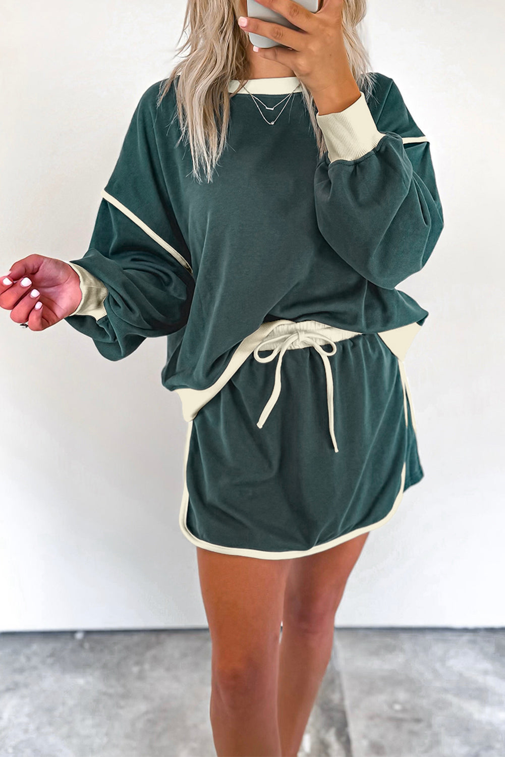 Evergreen Color Contrast Loose Pullover and Lace-up Waist Skort Set Two Piece Sets/Two Piece Dresses