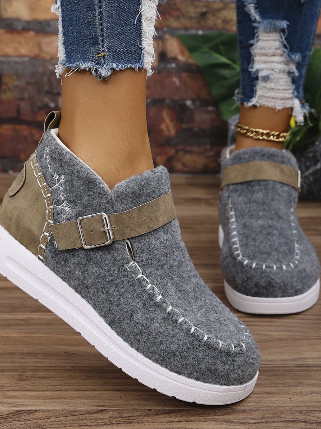 Contrast Round Toe Buckle Sneakers 