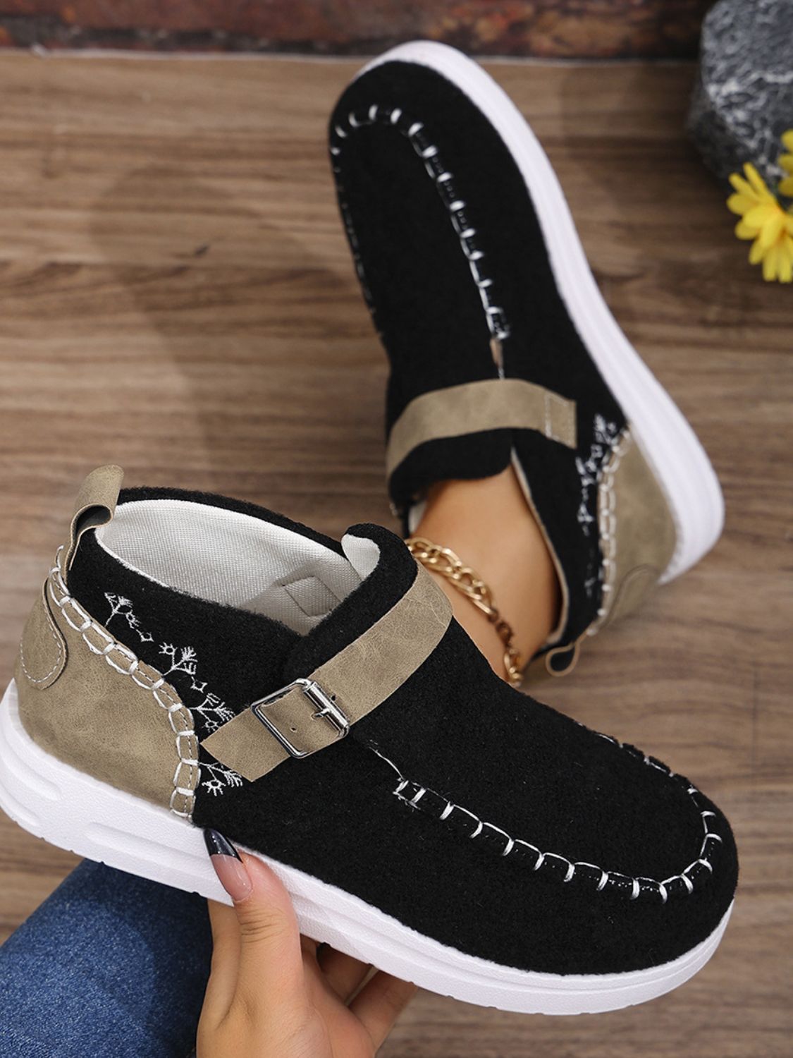 Contrast Round Toe Buckle Sneakers 