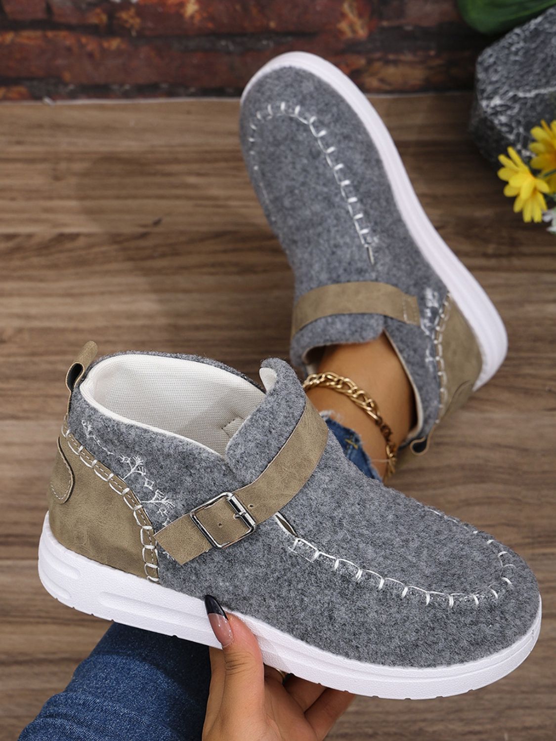Contrast Round Toe Buckle Sneakers 