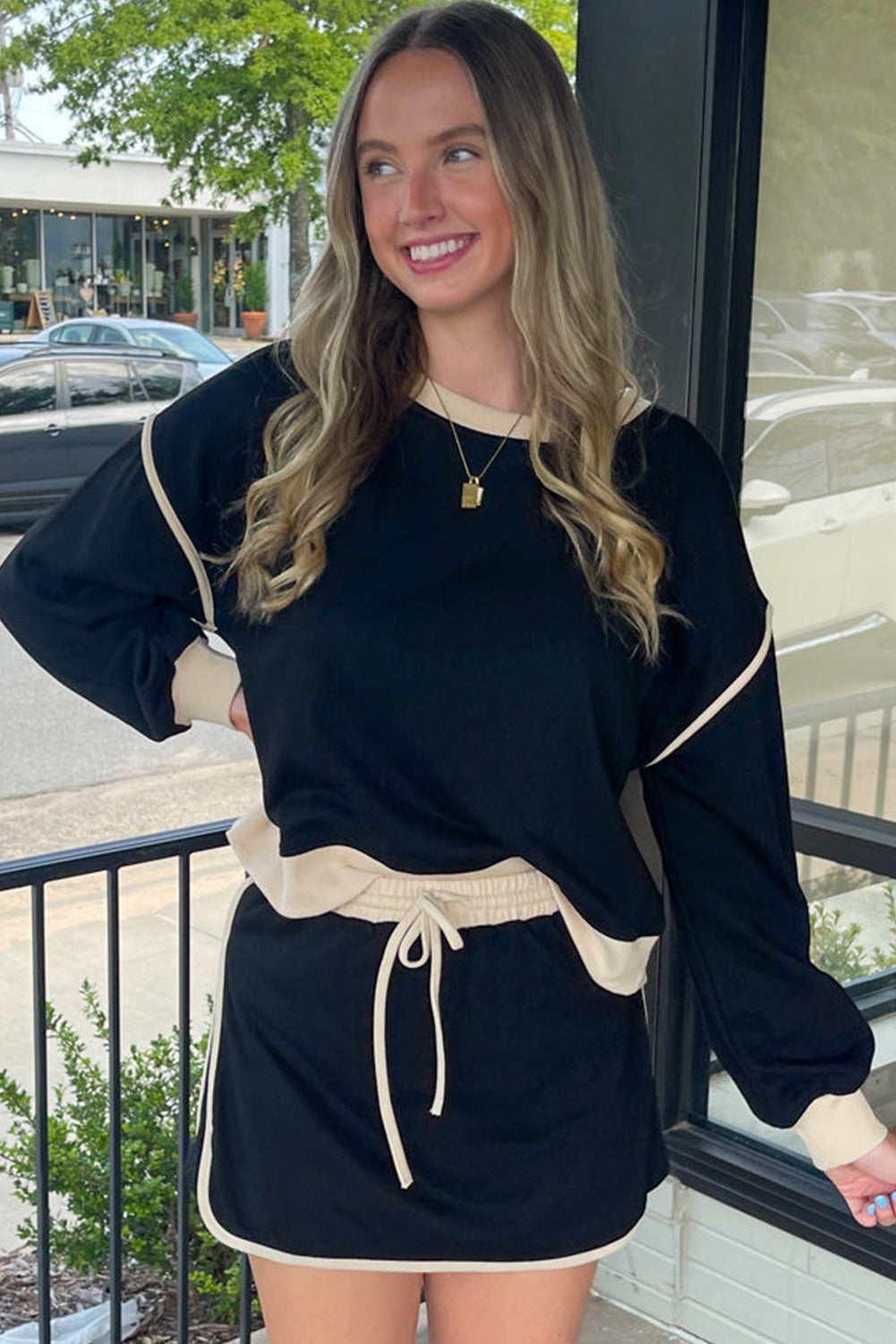 Evergreen Color Contrast Loose Pullover and Lace-up Waist Skort Set Two Piece Sets/Two Piece Dresses