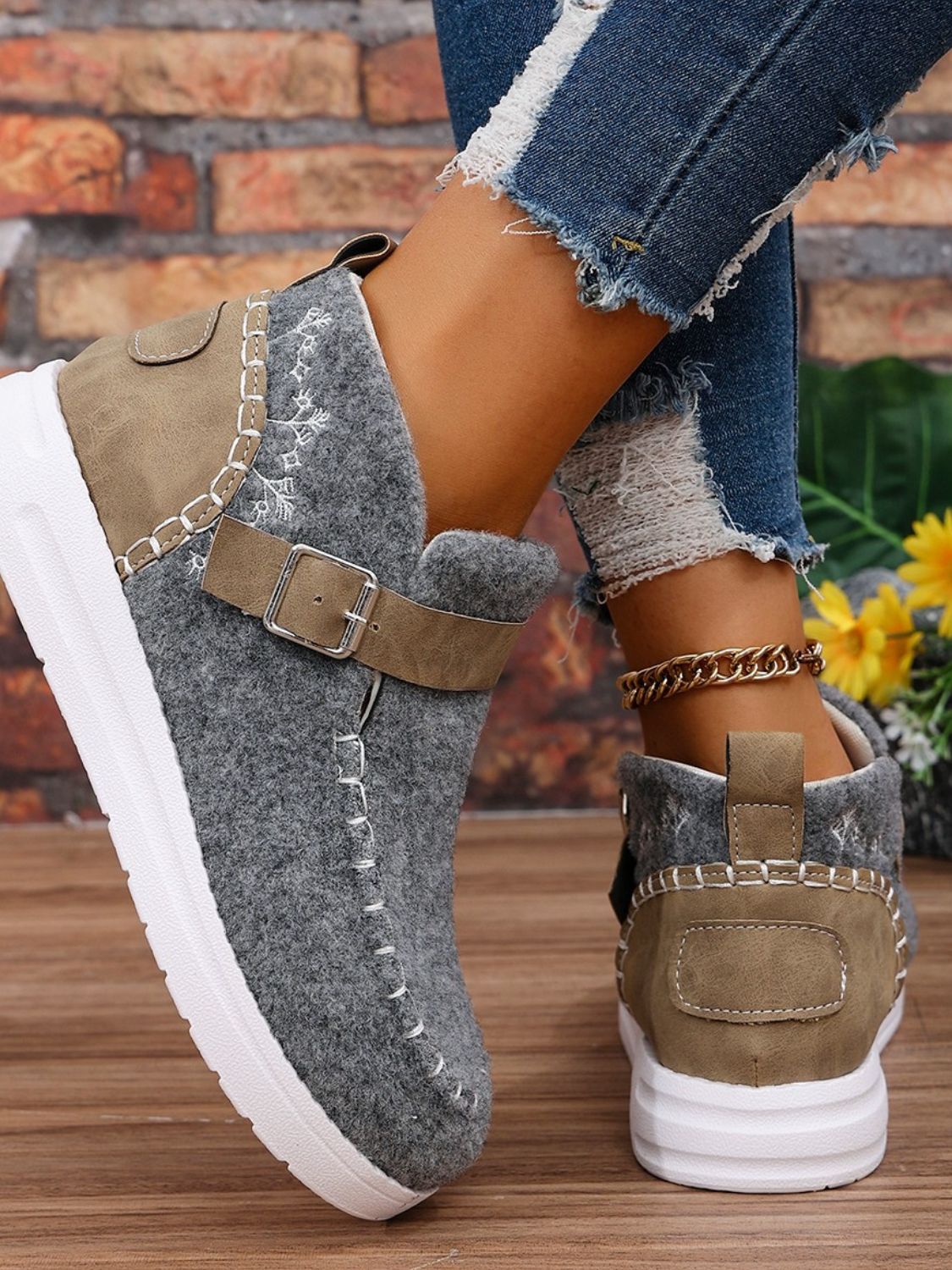 Contrast Round Toe Buckle Sneakers 