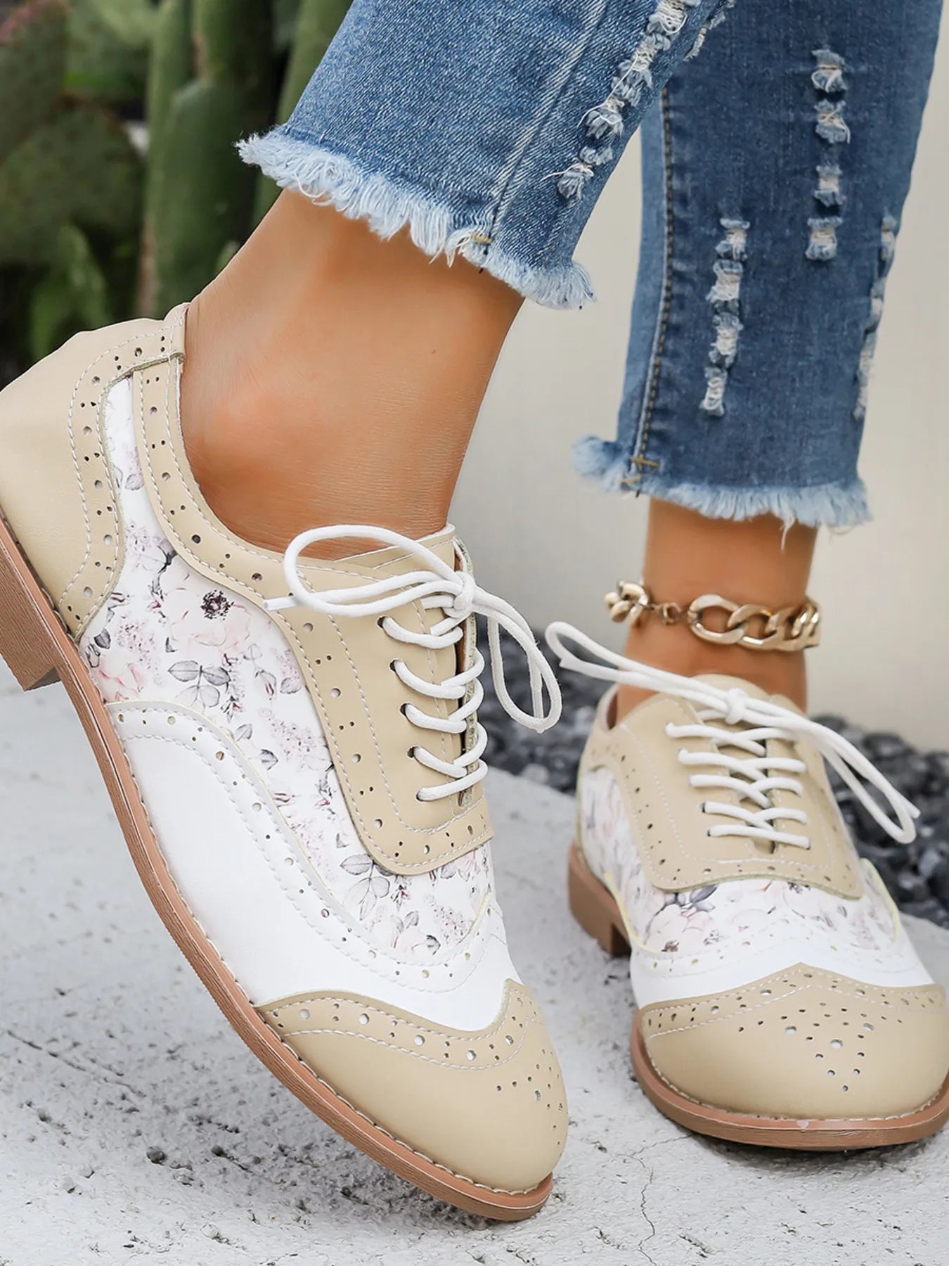 Lace-Up Detail Round Toe Sneakers 